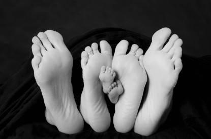 Piedi del papà, della mamma e del bambino