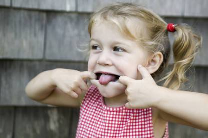 Bambina fa linguaccia
