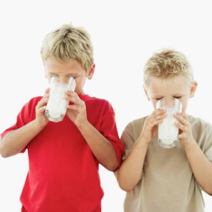 Bambini che bevono latte