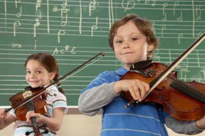 Bambini che suonano il violino