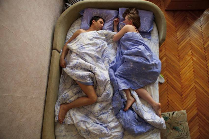 coppia con lenzuola diverse