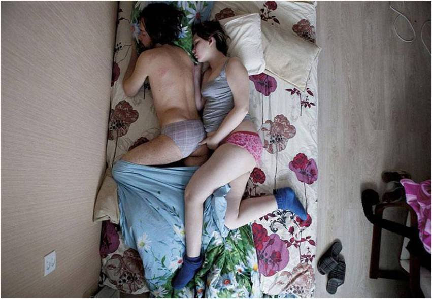 coppia con lenzuola con fiori