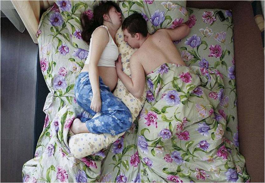 coppia con lenzuola riccamente decorate