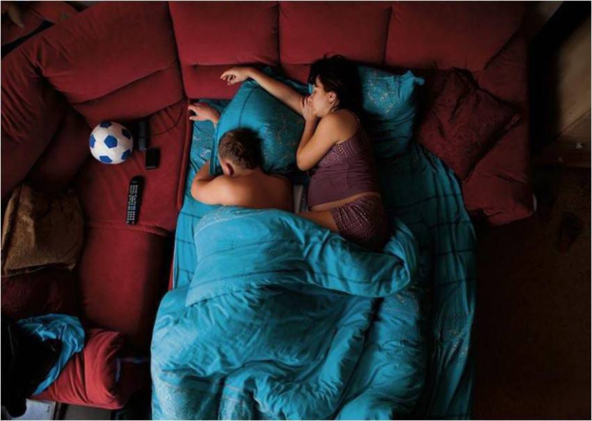 coppia sul divano letto