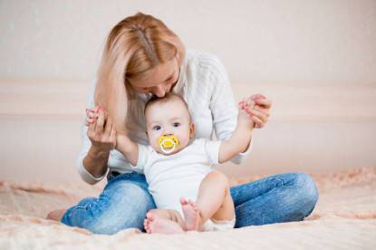 mamma e figlio con ciuccio