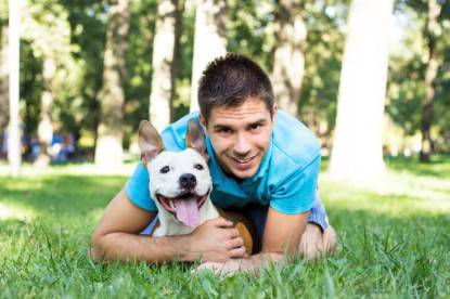 Ragazzo con il suo cane