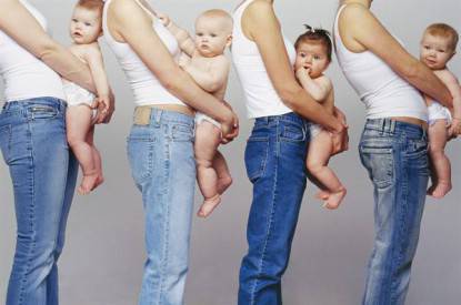 profilo donne in jeans con bambini in braccio