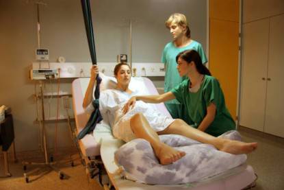 Una donna in travaglio viene aiutata dalle ostetriche