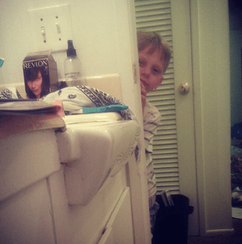 bimbo guarda mamma in bagno