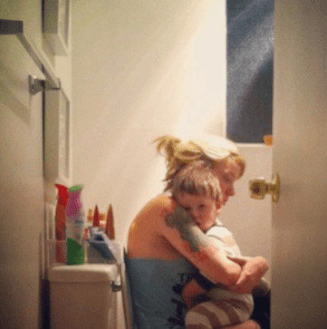 bimba in bagno con la mamma
