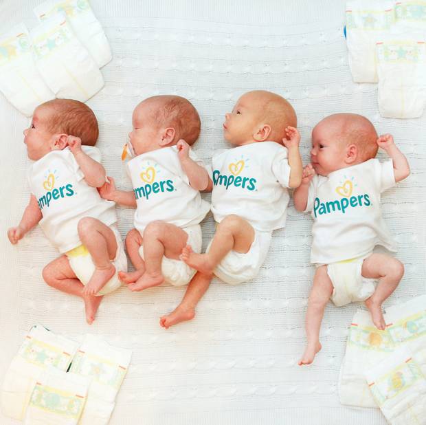 4 gemelli con pannolini pampers