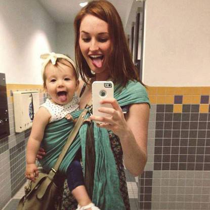 mamma e figlia si fanno selfie