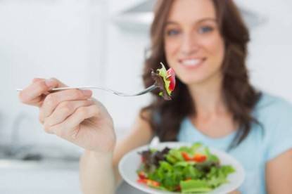 alimentazione - Brunette offering healthy salad