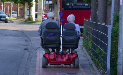 coppia anziana su motorino
