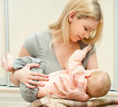donna allatta bambino