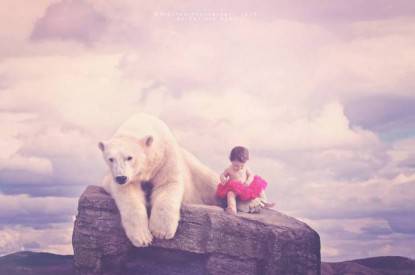 bimbo con orso bianco