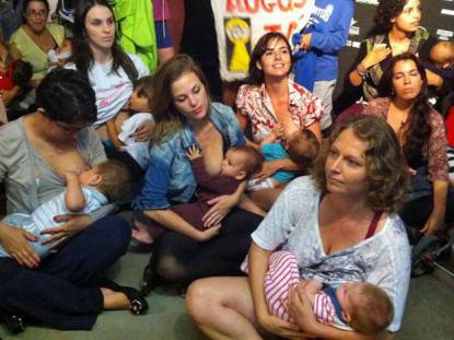 La prima"legge sull'allattamento al seno"al mondo: multato chi esprime pregiudizio