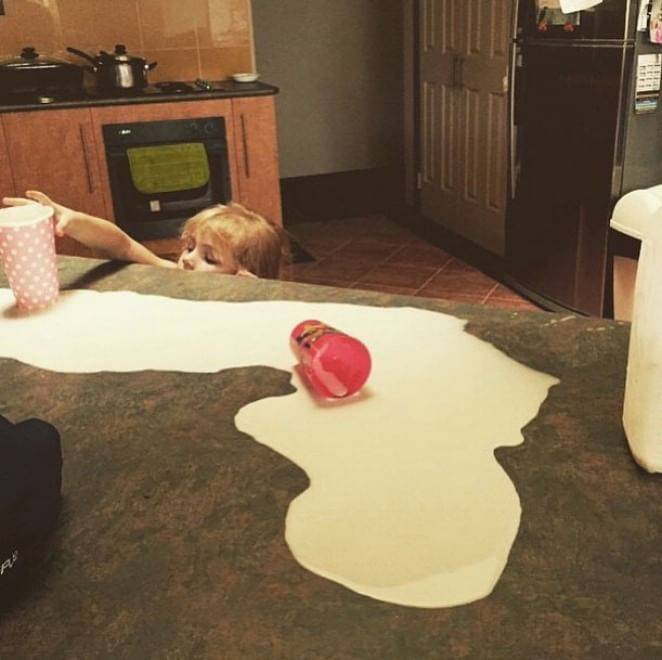 bimbo rovescia latte