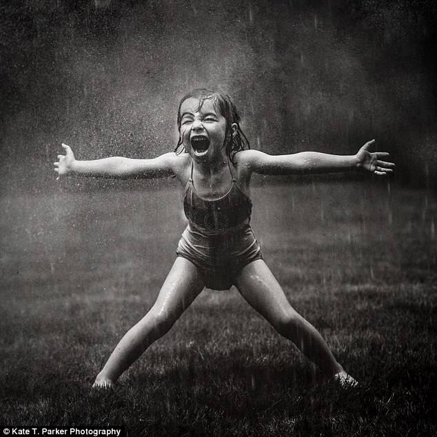 bambina in costume sotto pioggia