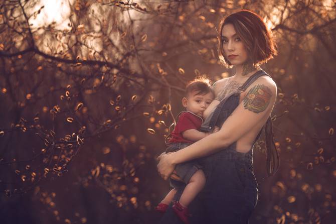 mamma tatuata allatta