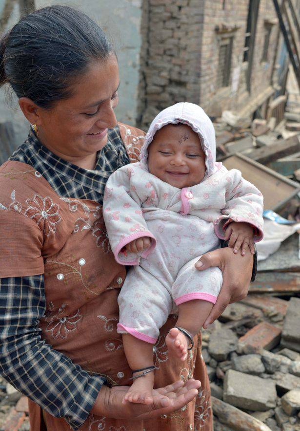 bimbo nepalese salvo con mamma