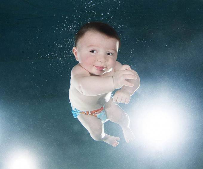 bebè nuota
