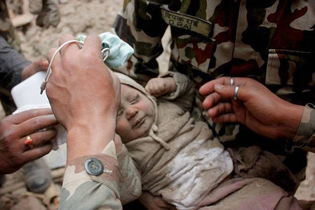 bebè trovato vivo in nepal