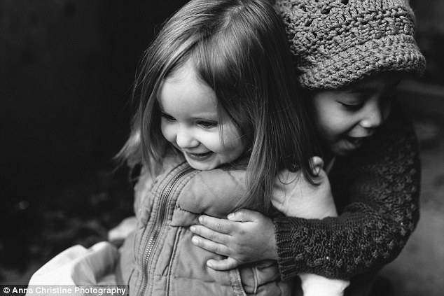 bimbe si abbracciano