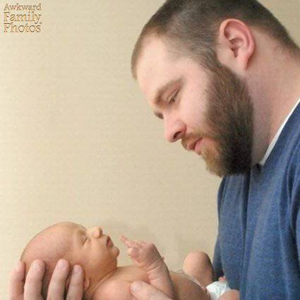 papà figlio in braccio