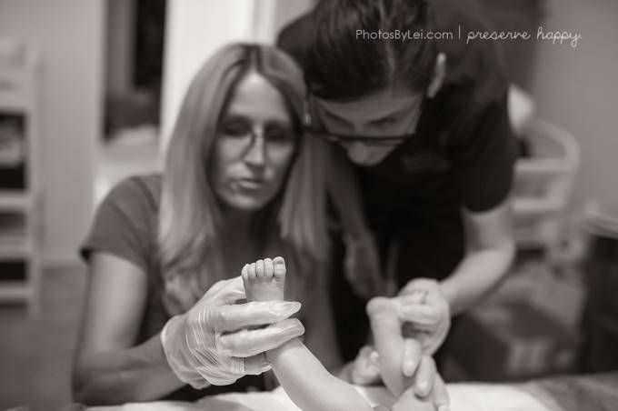 ostetrica controlla piedi