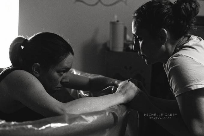 ostetrica aiuta mamma