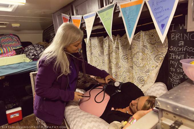 ostetrica visita donna