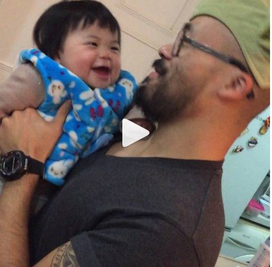 padre gioca con figlio