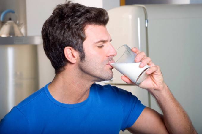 bere latte umano
