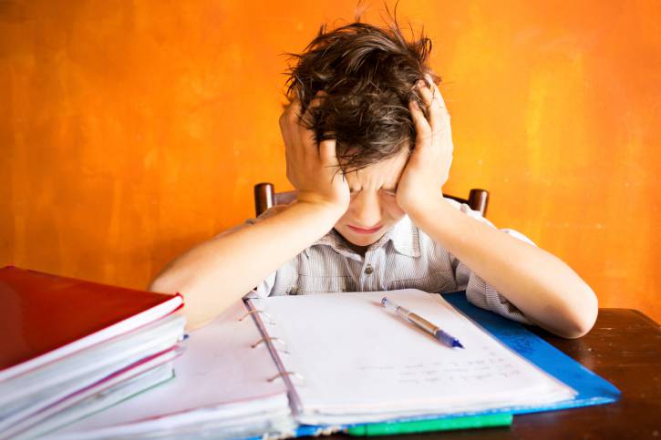Bambini e compiti per le vacanze: i 10 consigli anti stress dei pediatri