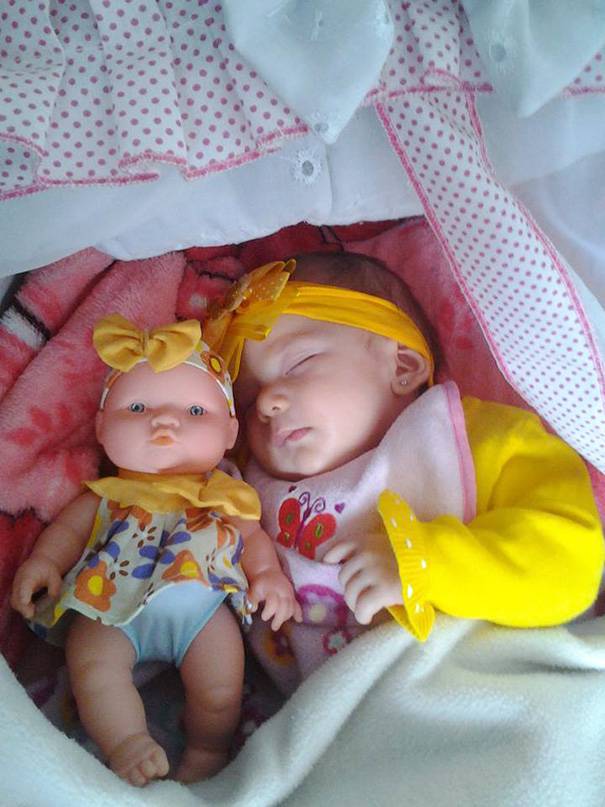 bimba dorme con bambola