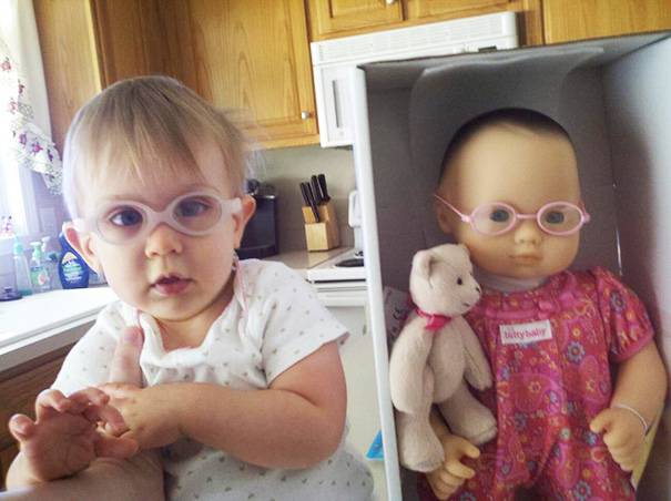 bambina e bambola con occhiali