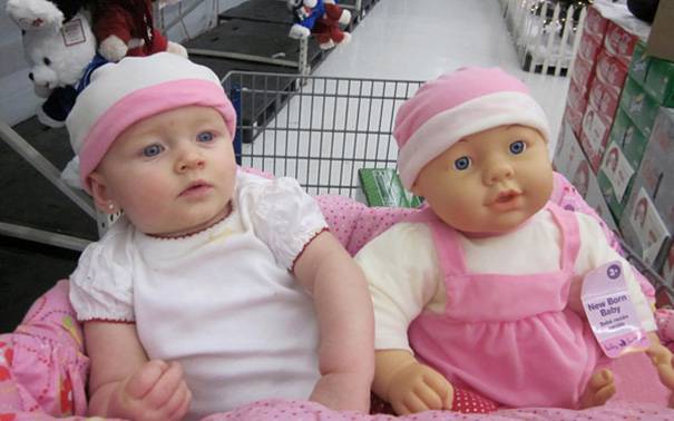 bambola rosa e bimba