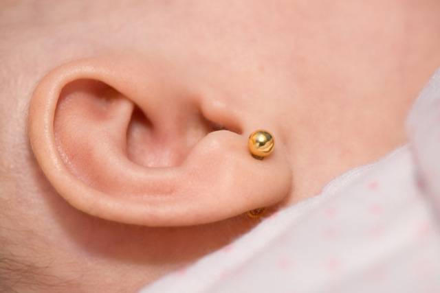 buchi orecchie neonati