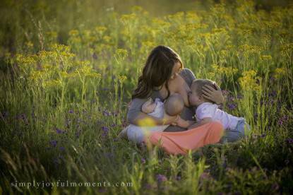 mamme che allattano 2 bambini