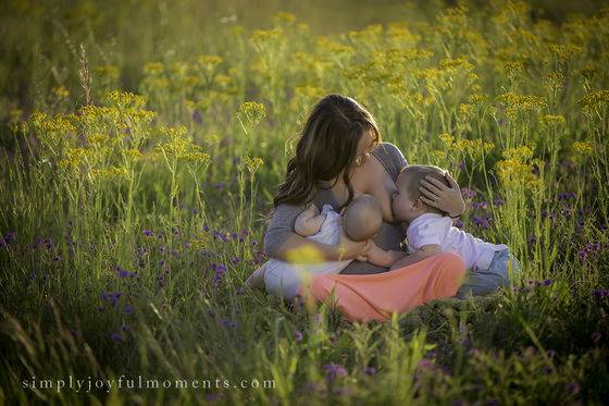 mamme che allattano 2 bambini