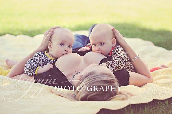 donna allatta nella natura