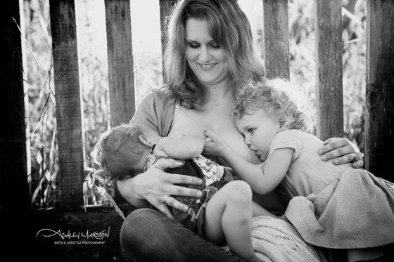 mamma con figlie allattamento