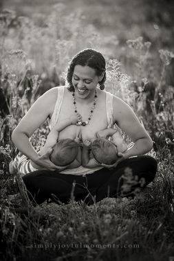 mamma allatta gemelli