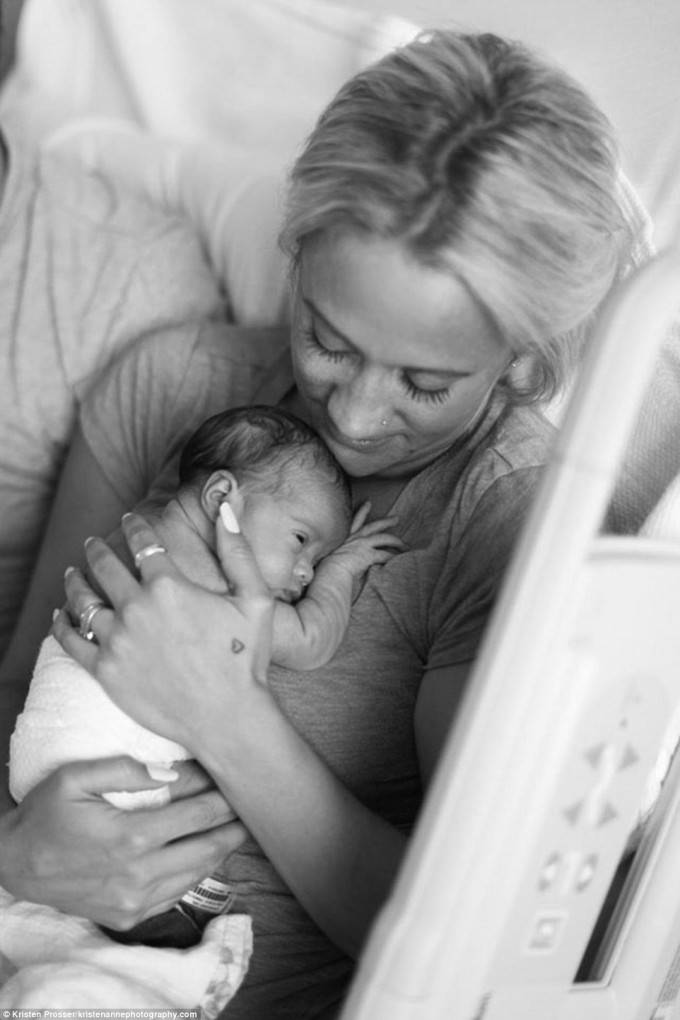 mamma tiene in braccio figlia