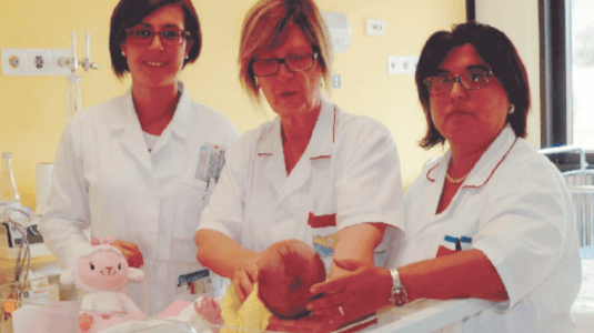 infermiere e neonata abbandonata
