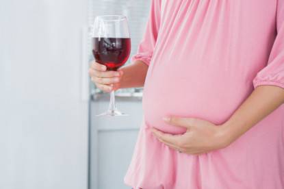 donna beve in gravidanza