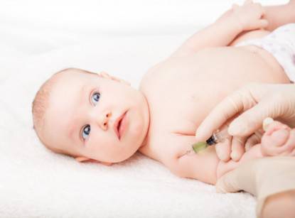 vaccinazione a neonato 