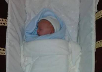 bambino lasciato in casa da solo