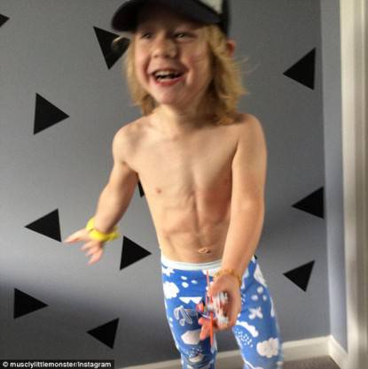 bambino con addominalli